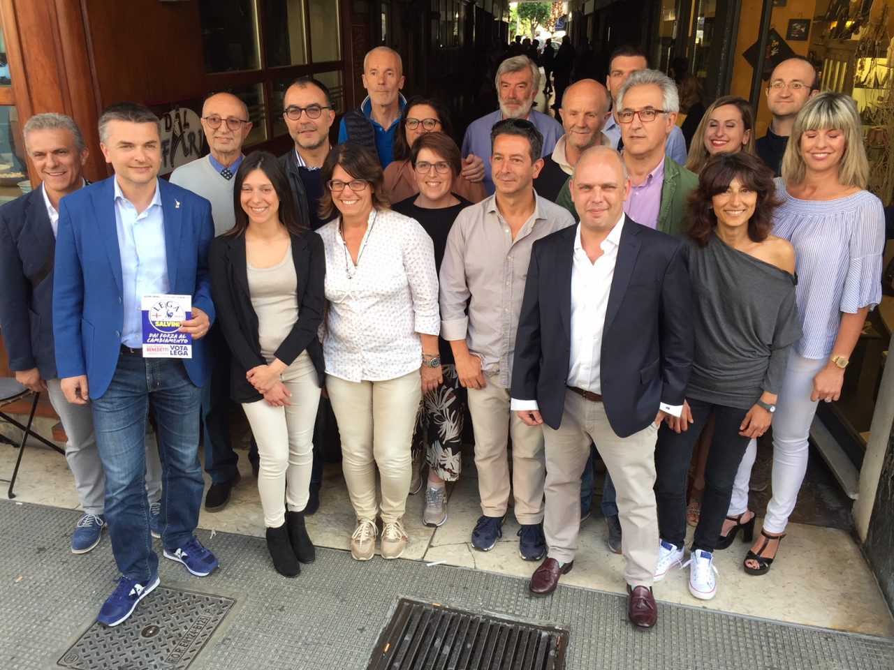 Bambola gonfiabile di colore appesa al point della Lega