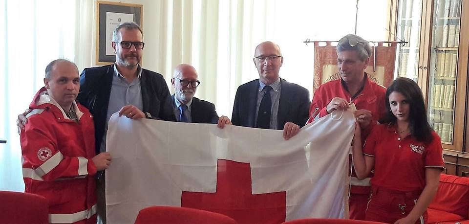 La Città Metropolitana riceve la bandiera della Croce Rossa