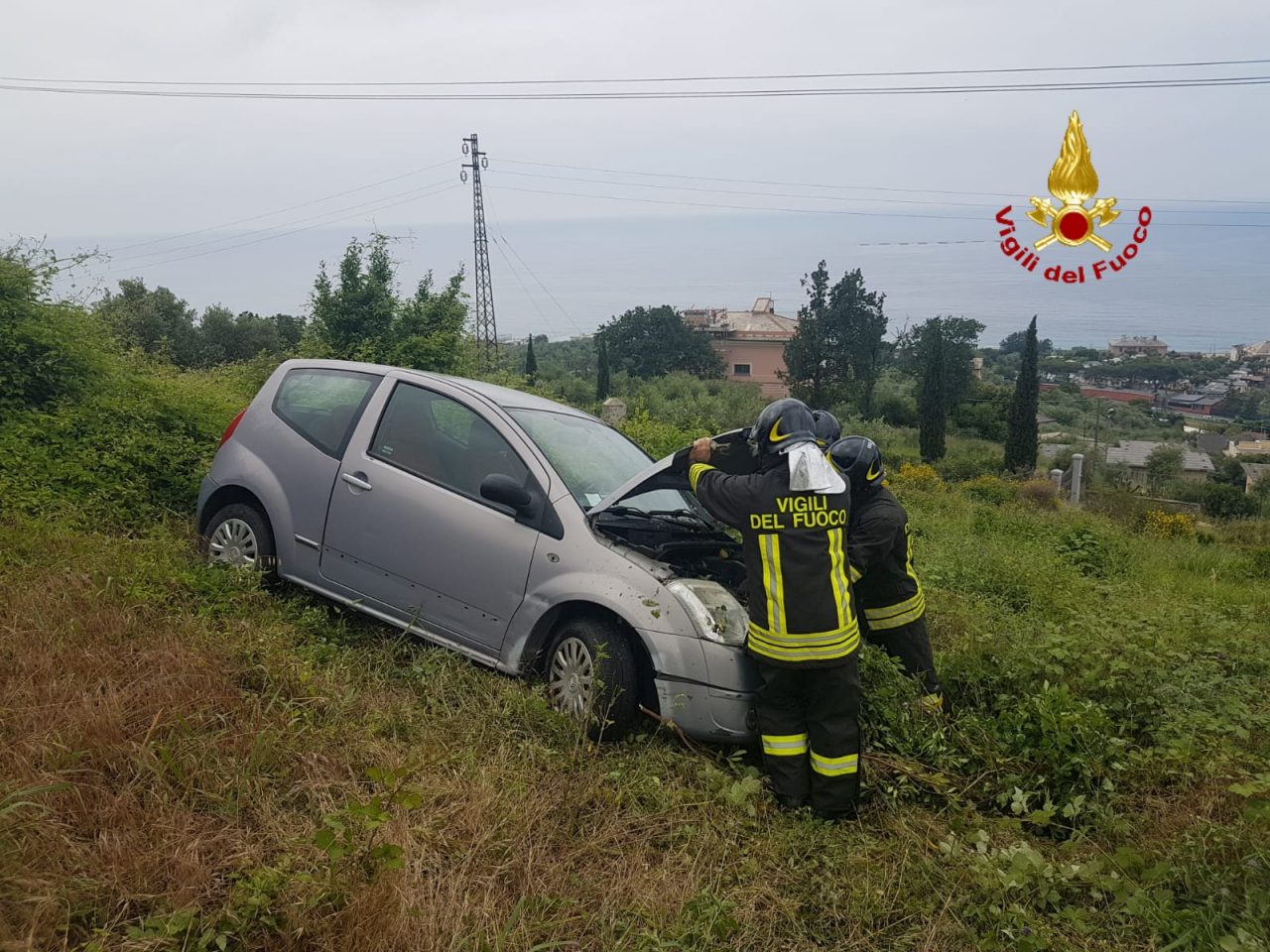 Automobile finisce in una scarpata