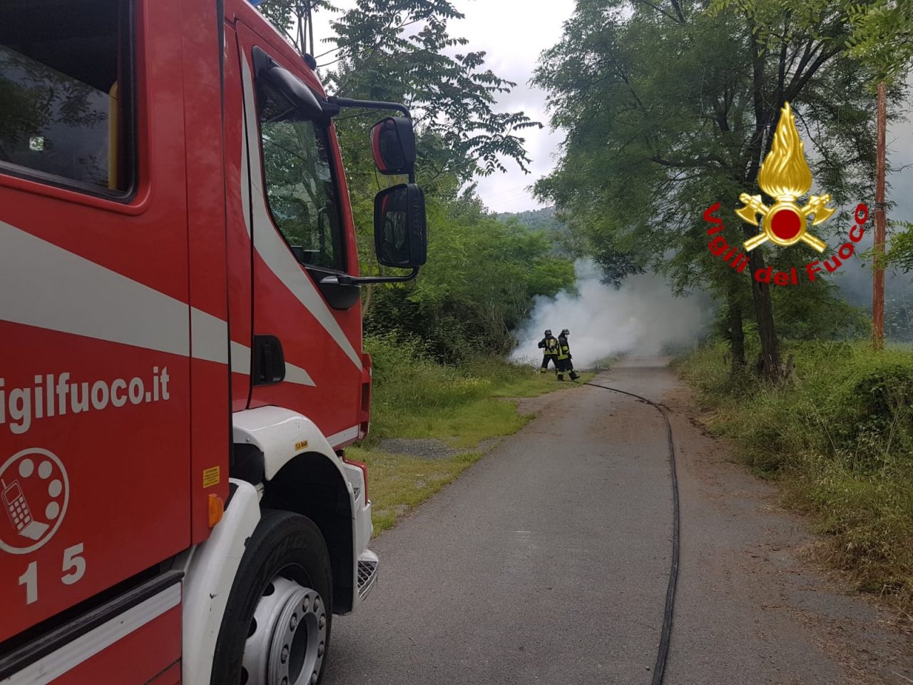 Discarica abusiva in fiamme, intervengono i Vigili del Fuoco