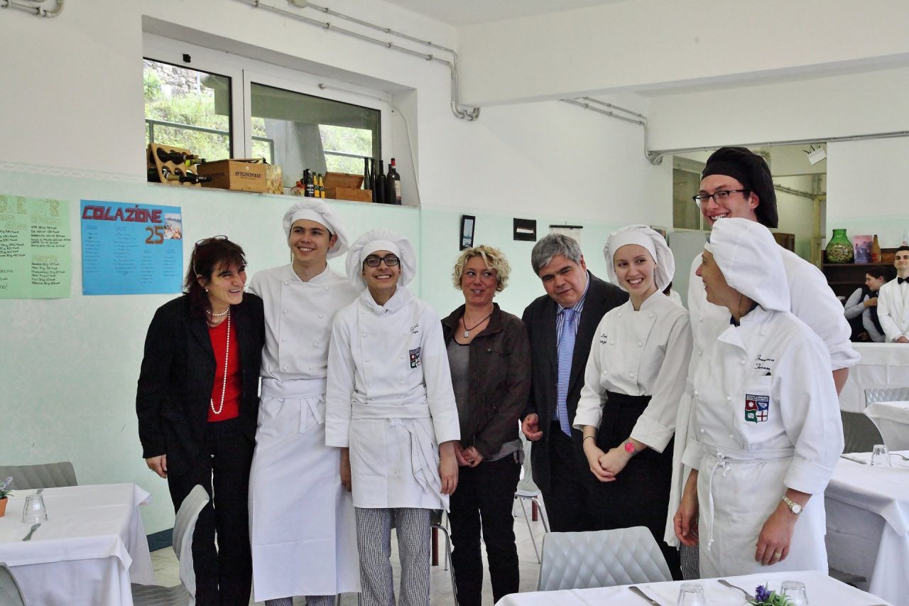 L’opposto, la mostra itinerante e il concorso