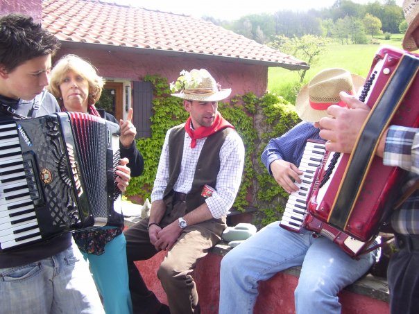 Oggi si festeggia con il cantamaggio, una tradizione secolare