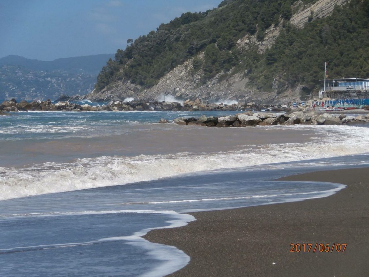Chiavari, pulizia spiagge: Di Capua ne approfitta per una frecciata a Levaggi