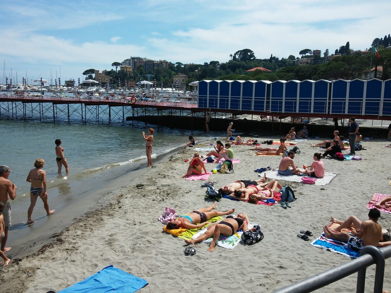 Rubano ai bagnanti in spiaggia, due giovani arrestati