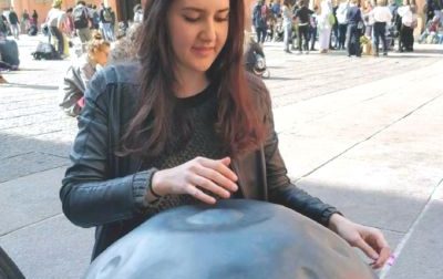 Sara Fioravanti, la musicista di Moneglia suona l’hang e ha un sogno nel cassetto