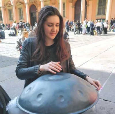 Sara Fioravanti, la musicista di Moneglia suona l’hang e ha un sogno nel cassetto