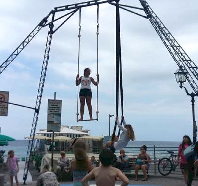 I soresi protagonisti del circo insieme ai turisti