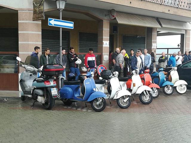 Vespe in strada nonostante la pioggia