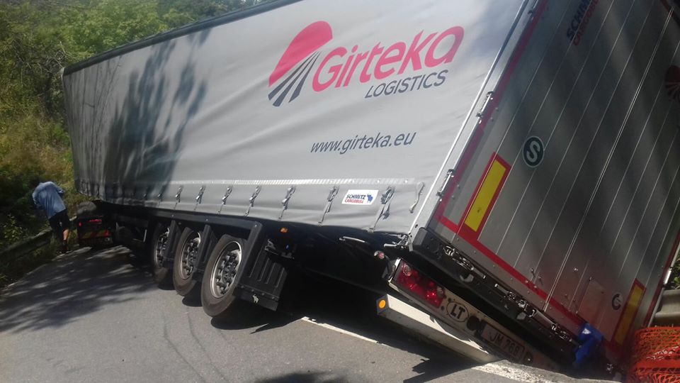 Camion fuori strada, bloccata la viabilità sulla provinciale a San Colombano