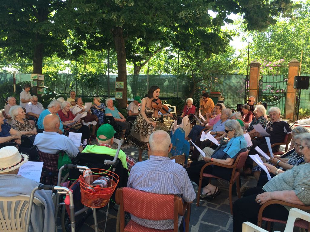 Grande festa con gli ospiti della casa di riposo Torriglia