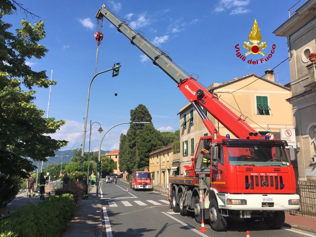 Auto finisce contro un palo semaforico, i Vigili del Fuoco lo rimuovono
