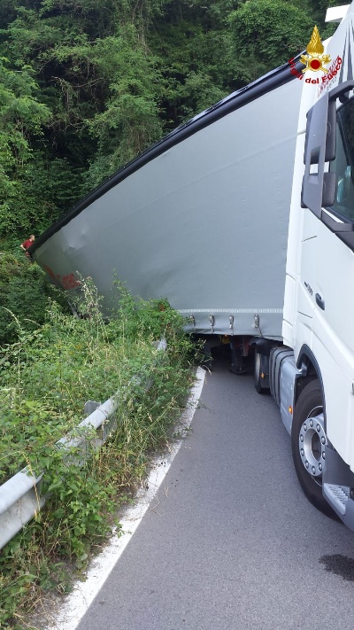 Tir rimane incastrato in una curva