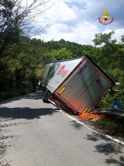 Camion in una scarpata, Vigili del fuoco al lavoro fino a notte fonda