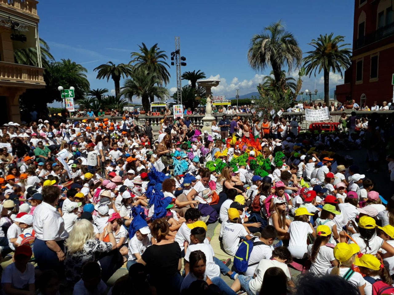 Le foto del corteo dei bambini al Festival Andersen di Sestri Levante