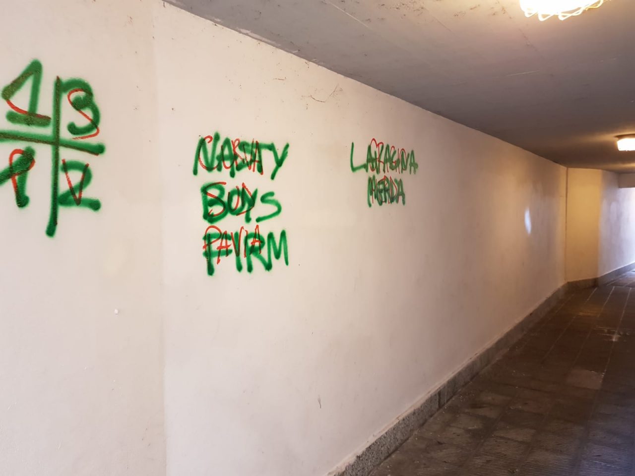 “Graffiti, spazzatura e cattivo odore nel sottopasso di via Prandina a Chiavari”