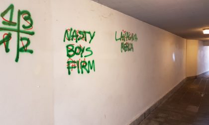 "Graffiti, spazzatura e cattivo odore nel sottopasso di via Prandina a Chiavari"