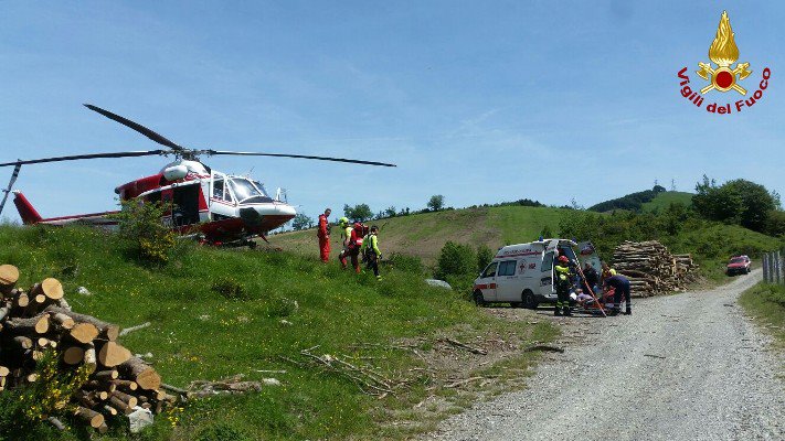 Incidente stradale, motociclista soccorso dai Vigili del Fuoco e portato via in elicottero