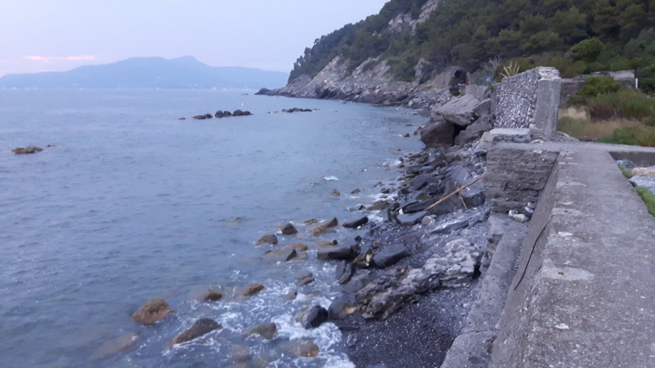 Chiavari, la Guardia Costiera chiude la spiaggia del Gruppo del Sale