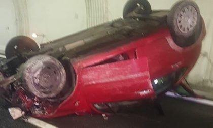 Incidente in A12: auto cappottata in galleria