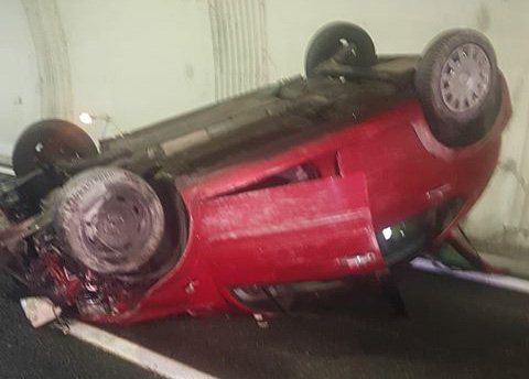Incidente in A12: auto cappottata in galleria