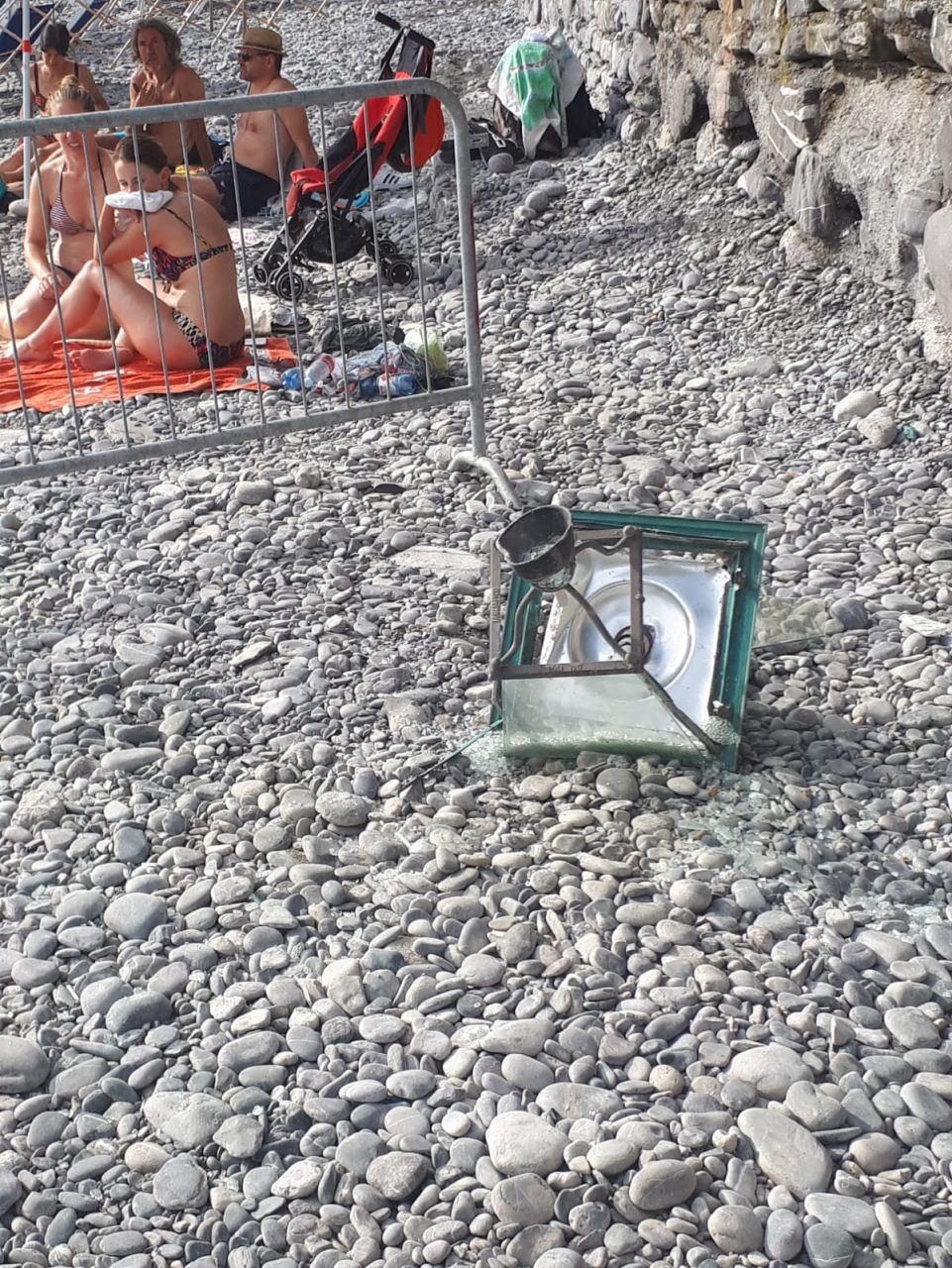 Lampione precipita in spiaggia, sfiorata bagnante
