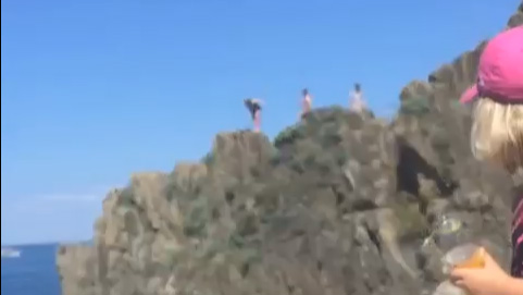 Si tuffa e rovina sugli scogli: in rete il video del drammatico incidente a Riomaggiore