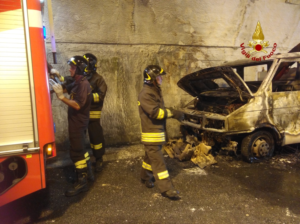 Camioncino in fiamme in A12