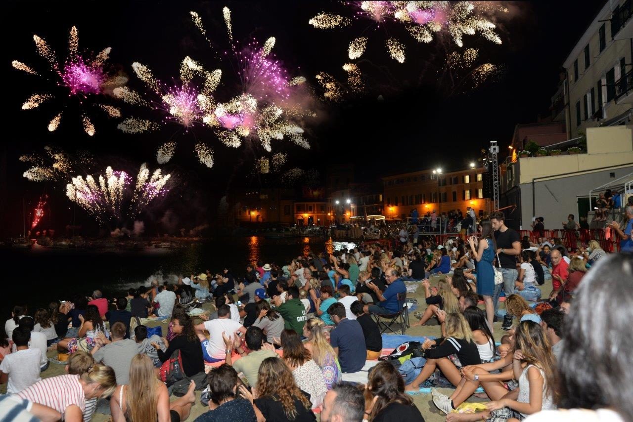 Mare, fuoco e musica a Sestri Levante: torna l’appuntamento con la Barcarolata