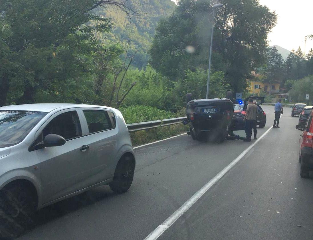 Auto si capotta, conducente illeso