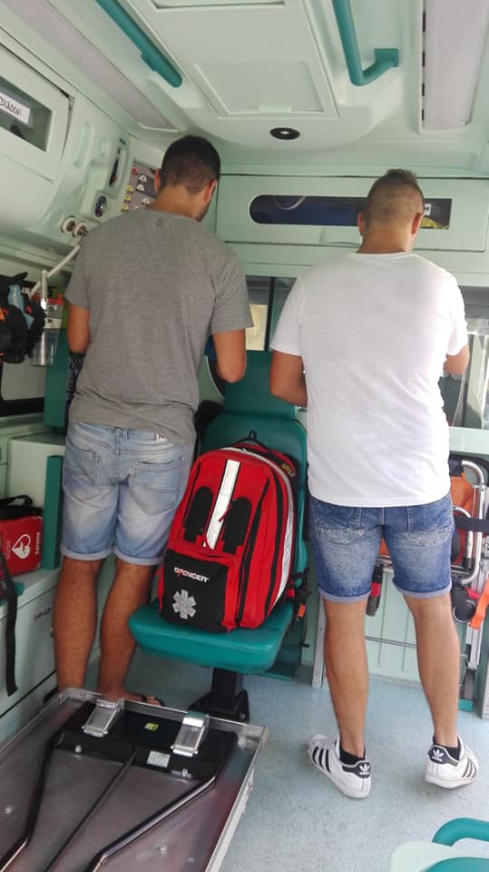 Urinano sull’ambulanza della Croce Rossa, poi si pentono e la vanno a ripulire da cima a fondo