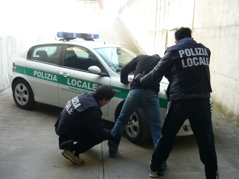 Si fingono poliziotti e perquisiscono un minore