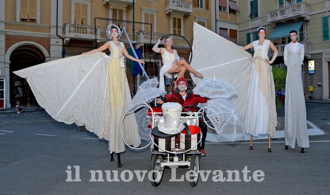 Festa e artisti in piazza