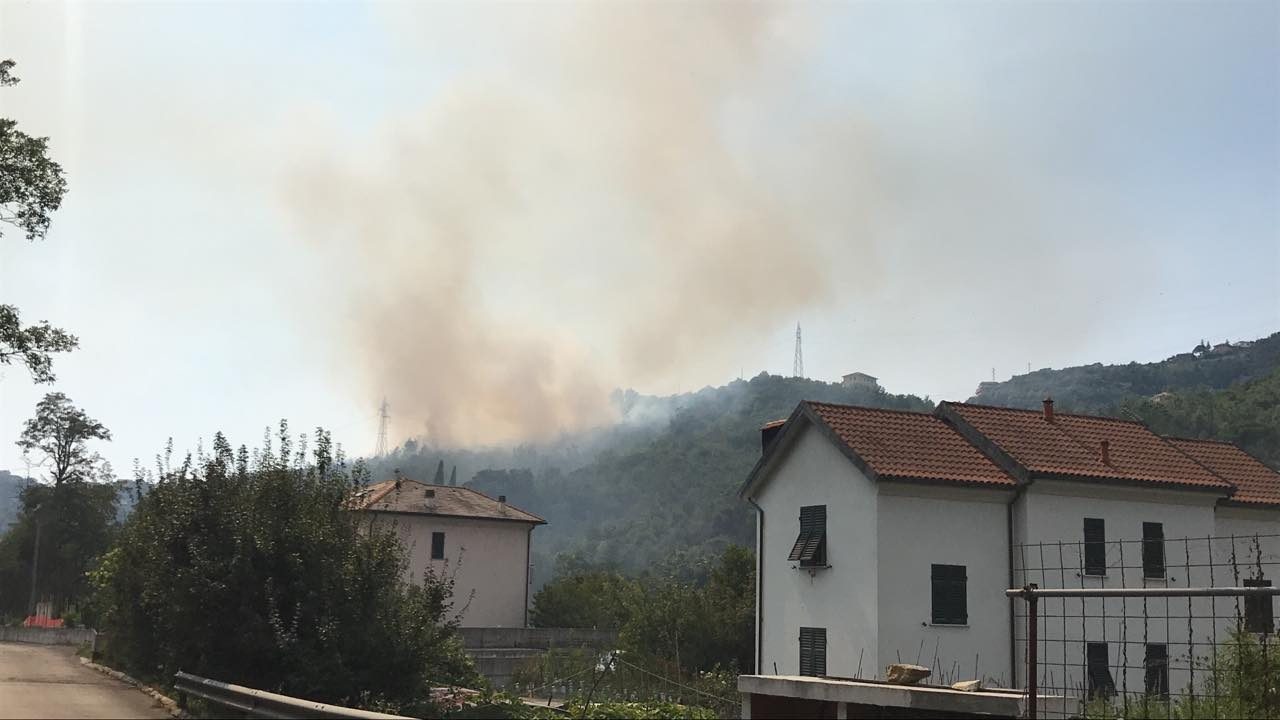 Incendio sulle alture di Sestri Levante
