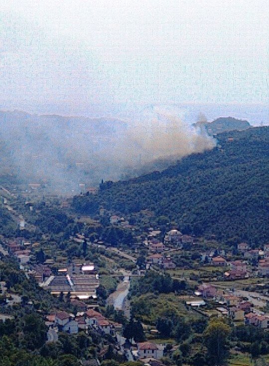 Incendio a Villa Scorza, in corso l’intervento vigili del fuoco