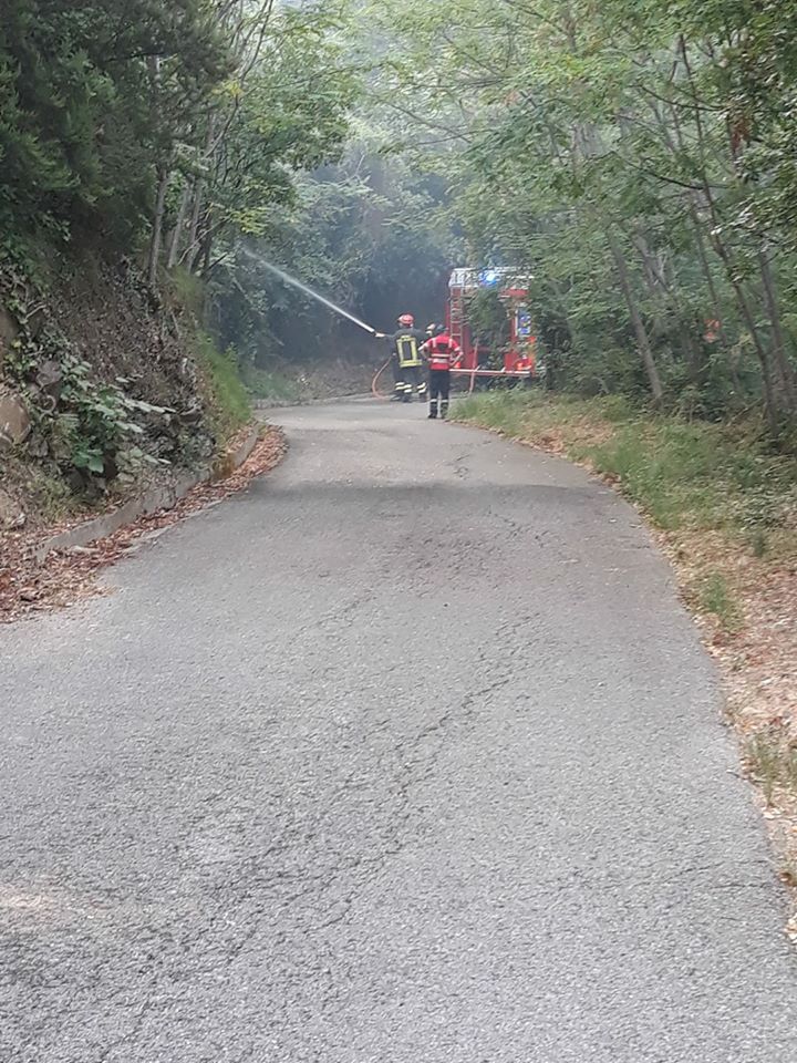 Incendi a Villa Scorza e a Cardini, le bonifiche continueranno anche in serata