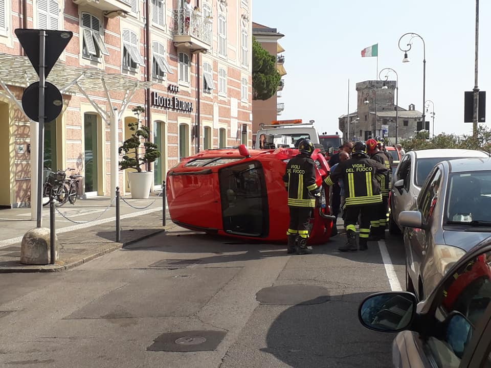 Auto si ribalta, illesi i passeggeri