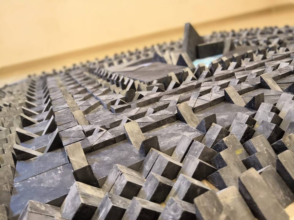 Un’opera provvisoria per non far dimenticare l’oro nero della Val Fontanabuona: l’ardesia