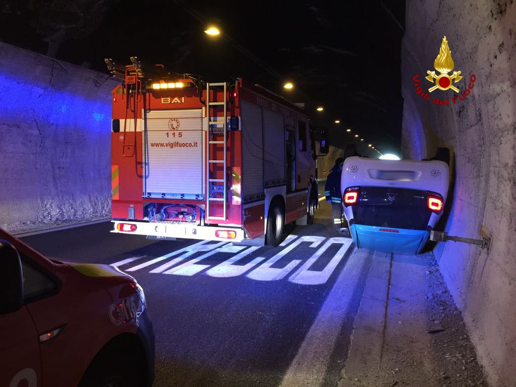 Incidente stradale sull’A12, auto si capotta in galleria