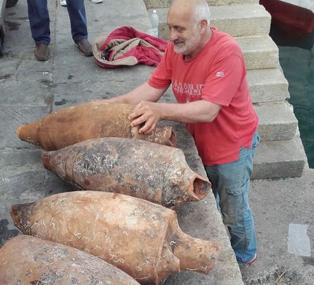 Le anfore romane trovate nel mare di Santa arrivano al museo