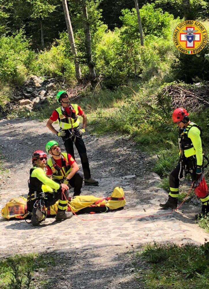 Biker cade sul sentiero ferendosi, interviene il Soccorso Alpino