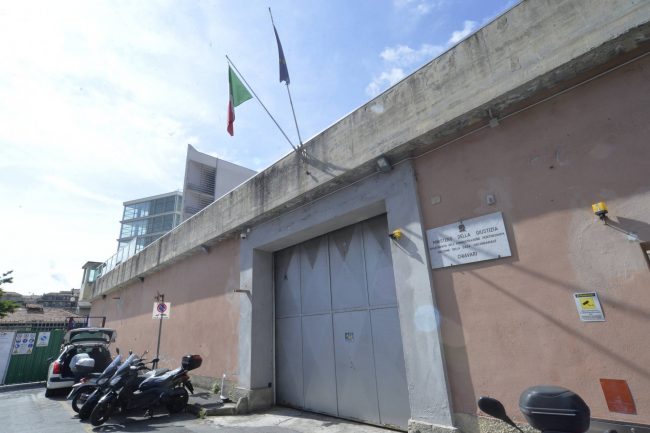 Incendio in una cella del carcere di Chiavari, quattro agenti intossicati: salvato il detenuto