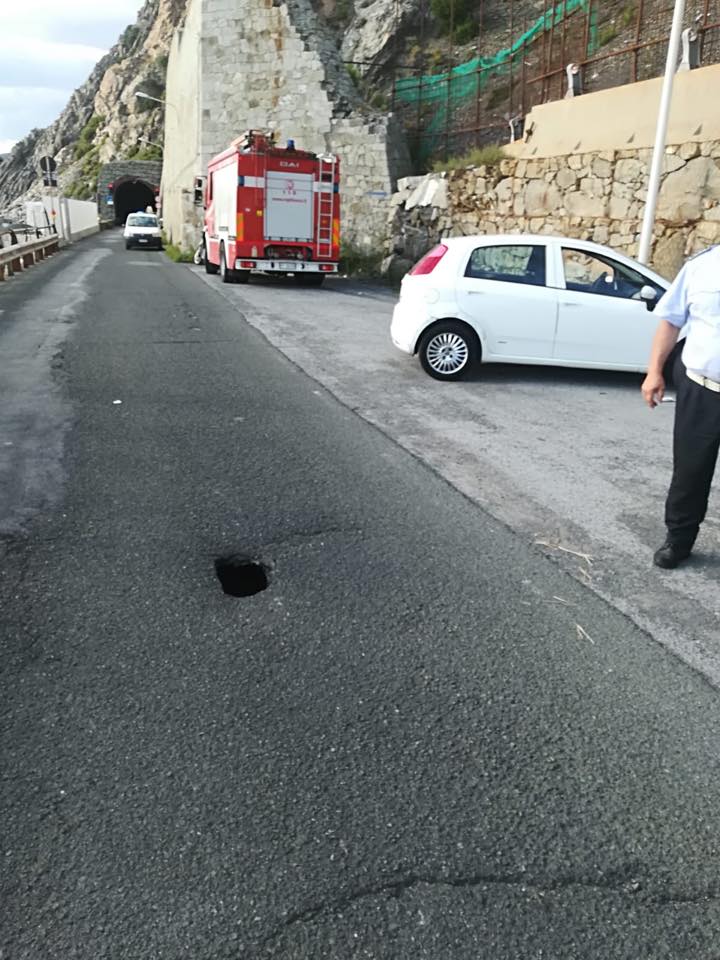 Moneglia, gallerie chiuse per fissurazione in strada