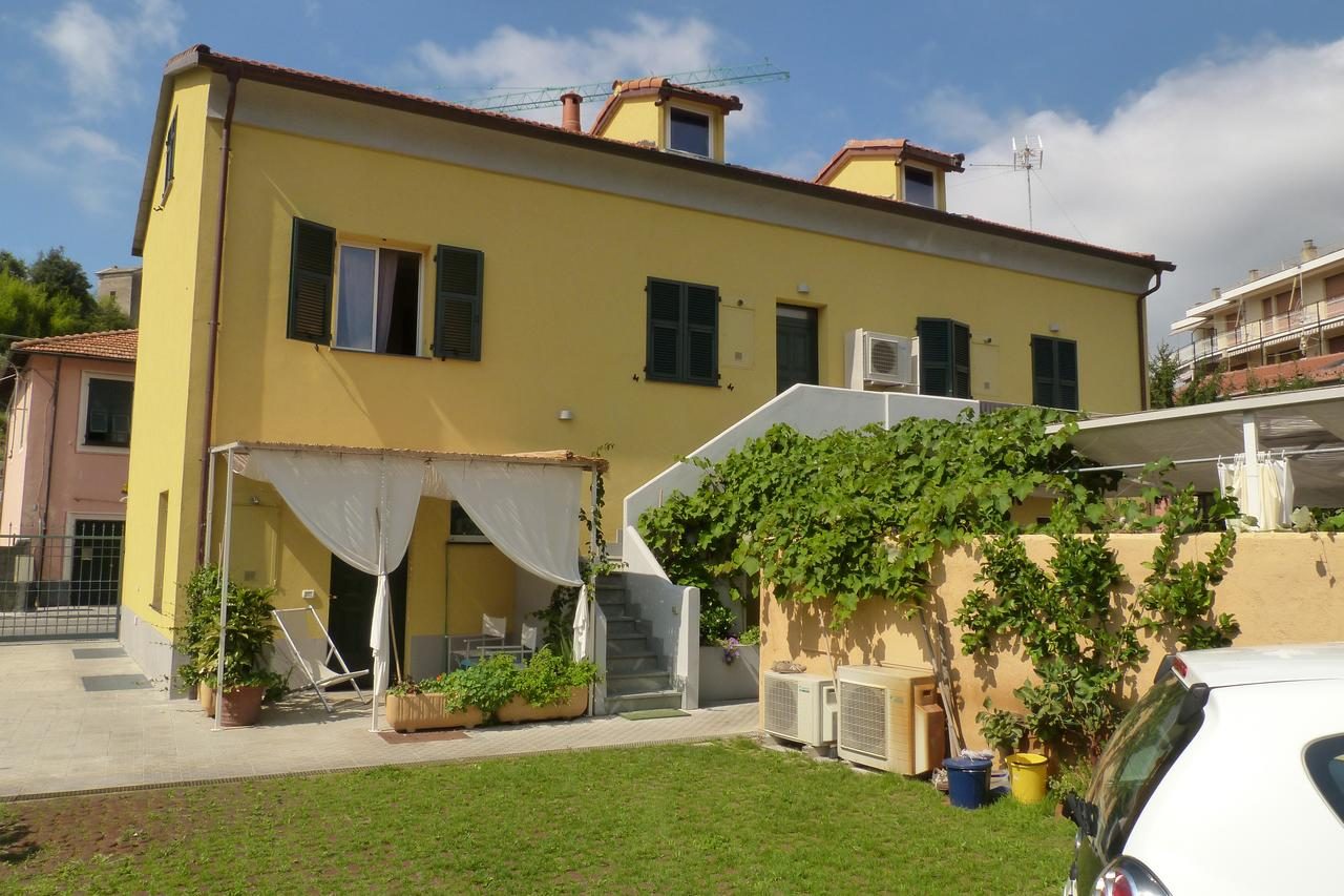 Sestri, una mostra d’arte tutta in rosa alla “Pergola dei Paggi”