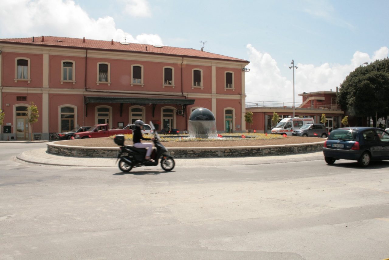 Sassate e bottigliate: rissa fra i binari a Lavagna