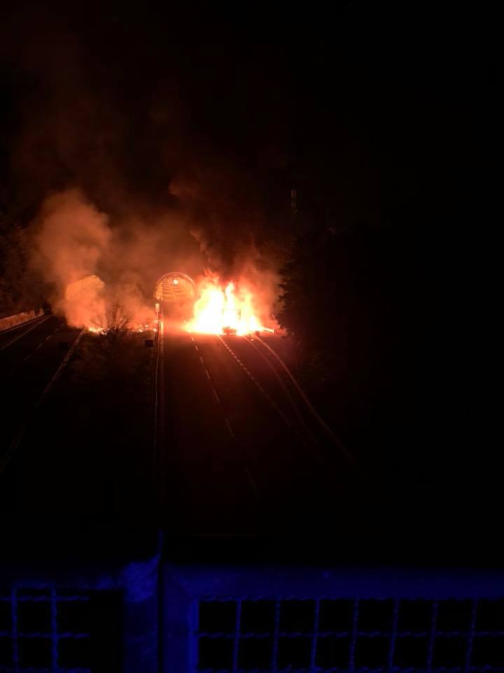 Veicolo in fiamme in autostrada