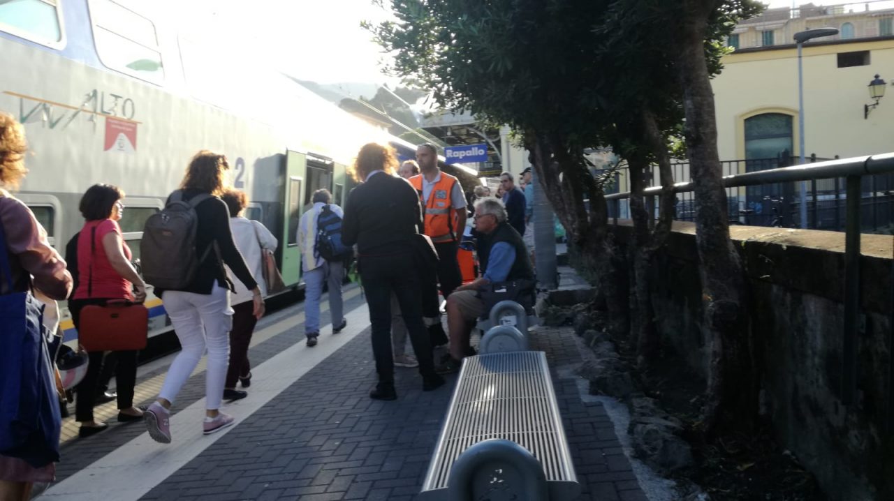 Tenta di prendere il treno al volo, turista ferito