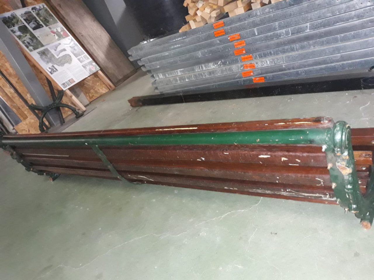 Nuove panchine in piazza Fenice, una subito rovinata