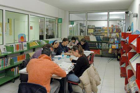 Lavagna, raccolta firme dei 5 Stelle per “salvare” un dipendente della biblioteca