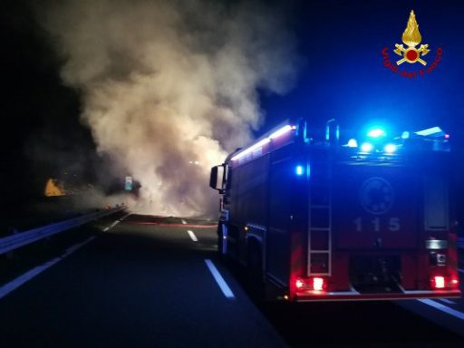 Incendio in autostrada, ecco cos’è successo