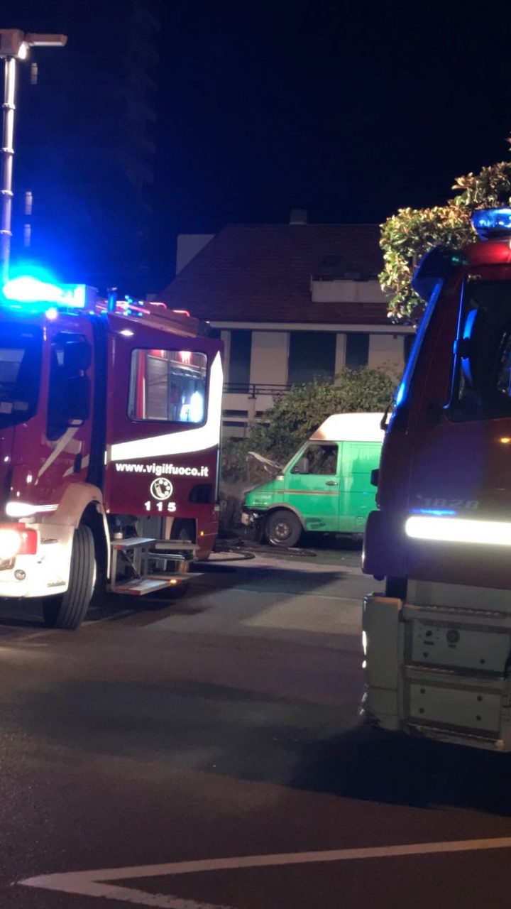 Lavagna, furgone esploso nei pressi dell’ospedale